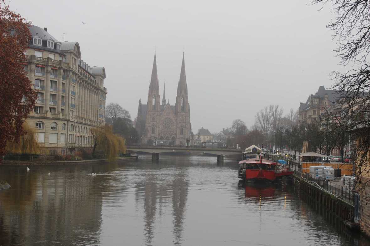 Straßburg bei Reigen mit Blick auf die Paulskirche (Église Saint-Paul) und das rote Schiff